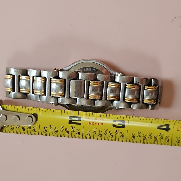 Gucci 9040M Two-Tone Gold And Silver Stainless Steel Swiss Made Mens Watch - Picture 5 of 6